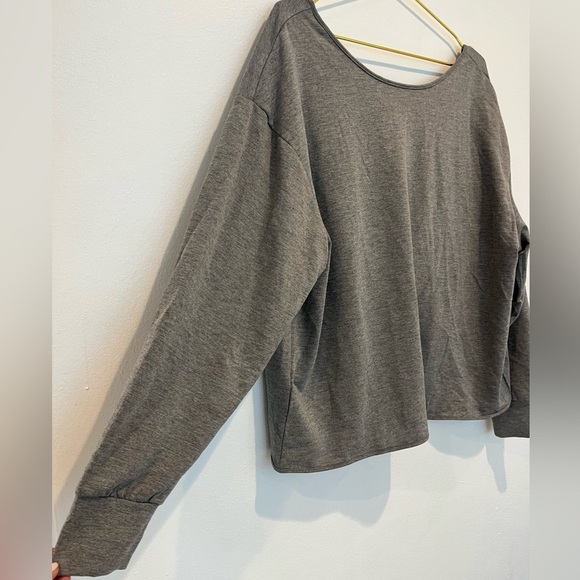 VENUS Pearl Open Back Gray Sweater Size Medium - Picture 3 of 5